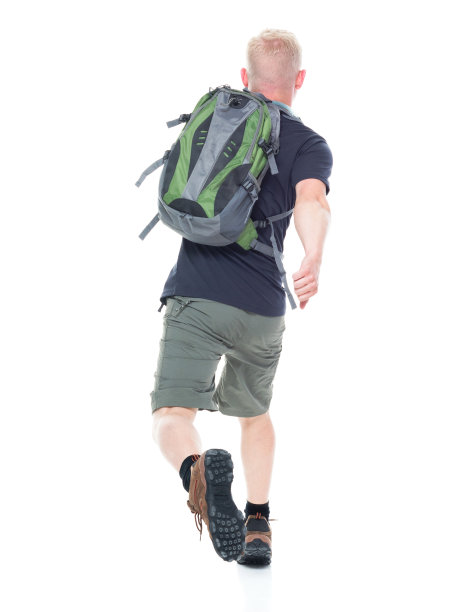 有吸引力的年轻男性徒步旅行者跑和跳图片下载