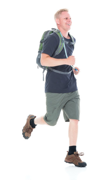 迷人的年轻男性徒步旅行者跑步图片下载
