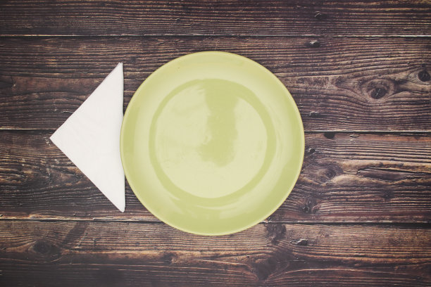 桌上有绿色的盘子和白色的汤汁图片下载