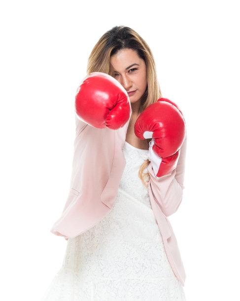 漂亮的拉丁裔女性穿着粉色外套和白色裙子图片下载