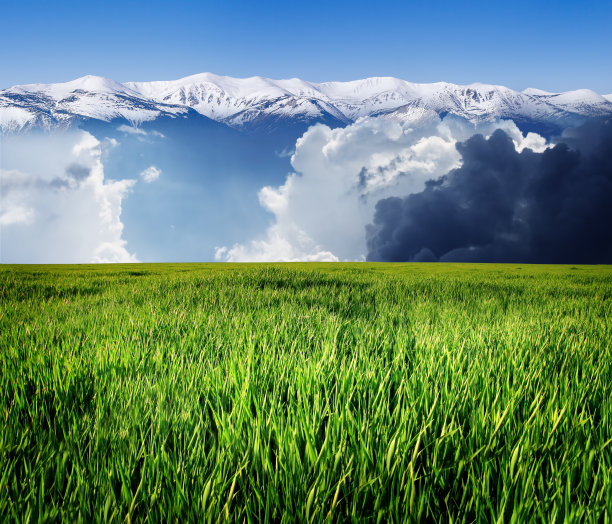 美丽的山川和蓝天。戏剧性的云。图片下载