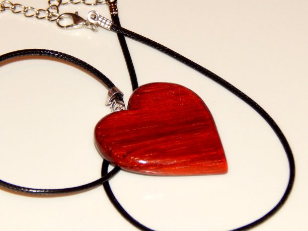 手工制作的红木吊坠图片下载