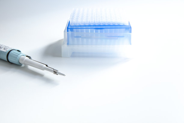 自动微型管，针尖在白色的盒子里图片下载