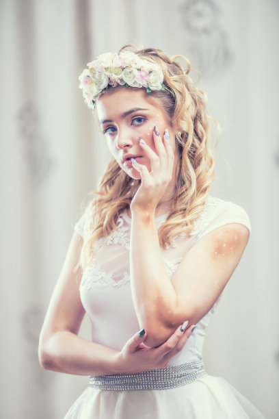 肖像美丽的时尚女孩创意的化妆艺术指甲和完美的眼睛，嘴唇和皮肤。图片下载