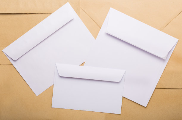 牛皮纸信封。白色的纸信封。图片下载