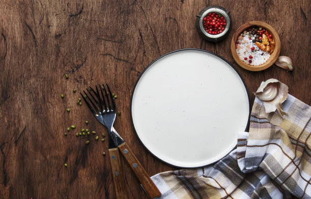 老式的木制厨房桌子，吃，烹饪食物的背景空与白色盘子，叉子，香料，餐巾，文字的地方，顶视图图片下载