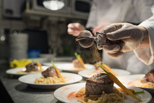 牛排配意大利面和帕尔马干酪。图片下载