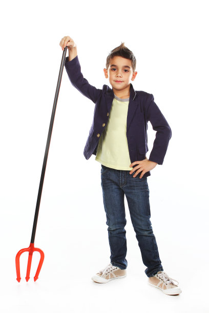 男孩在工作室摆姿势。图片下载