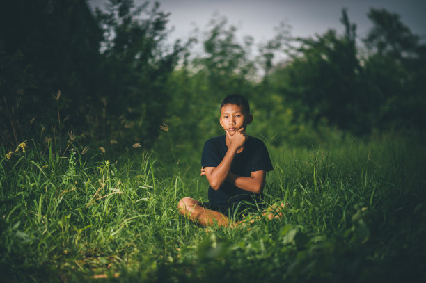 孩子聪明，孩子用思想和快乐的同时，知识观念图片下载