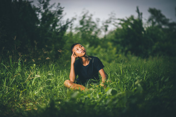 孩子聪明，孩子用思想和快乐的同时，知识观念图片下载