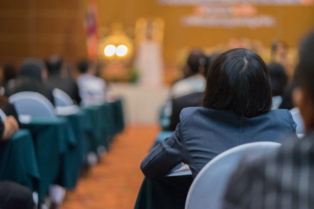 学生听演讲者在商务会议上演讲市场计划。观众在会议厅。商人和企业家精神。面目全非的人，复古的颜色，选择性的焦点图片下载