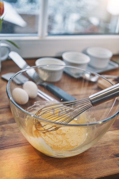 在家庭厨房准备巧克力蛋奶酥图片下载