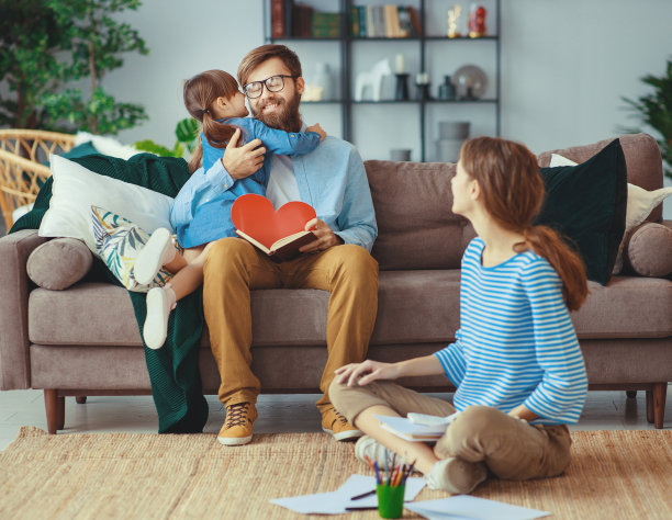 父亲节快乐!女儿祝贺爸爸度假图片下载