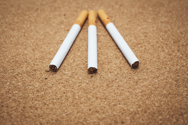 近距离观看香烟在一个棕色的背景图片下载