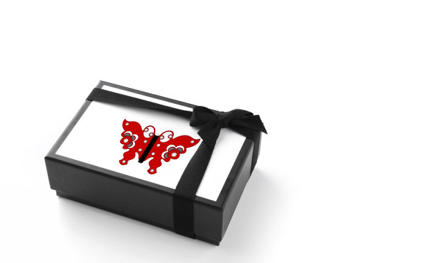 黑色和白色礼盒与黑色丝带和蝴蝶图案孤立在白色背景。广角格式。图片下载