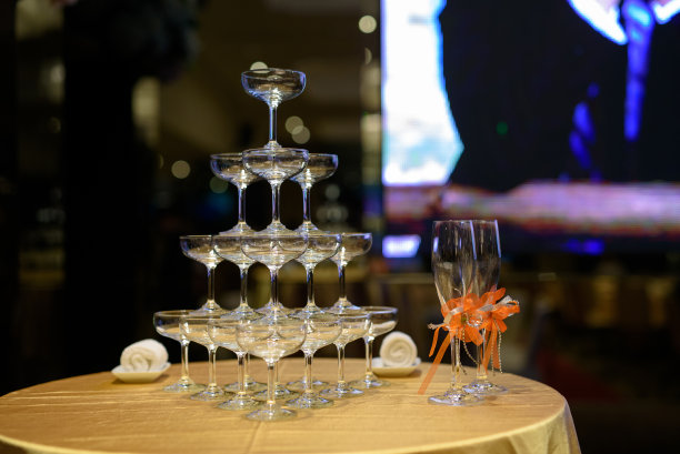 酒杯堆在一起敬酒图片下载
