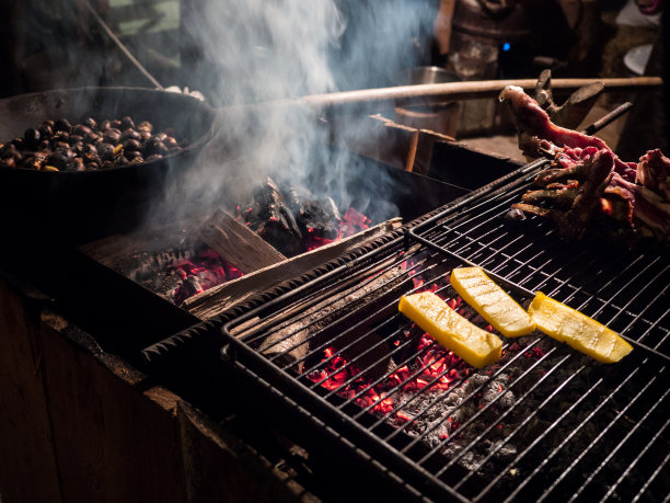 平底锅里的烤玉米粥和栗子。图片下载