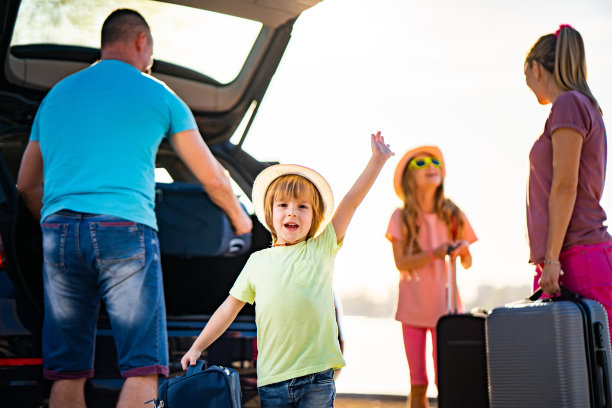 肖像可爱的男孩准备与家人旅行图片下载