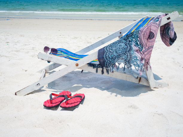 太阳躺椅与海滩浴巾-假日度假概念图片下载