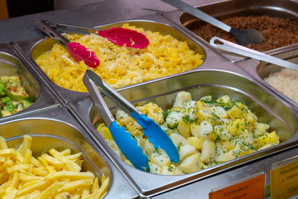 煮土豆配青菜。图片下载