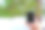 男人在冬天的森林里使用手机。模型图片图片 男人在冬天的森林里使用手机。模型图片图片下载