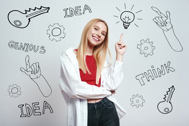 好主意!一头长发的金发美女指着一个灯泡，背景是灰色的，上面有手绘的涂鸦图片下载