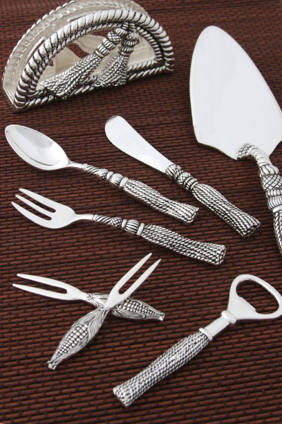 银质餐具中的静物图片下载