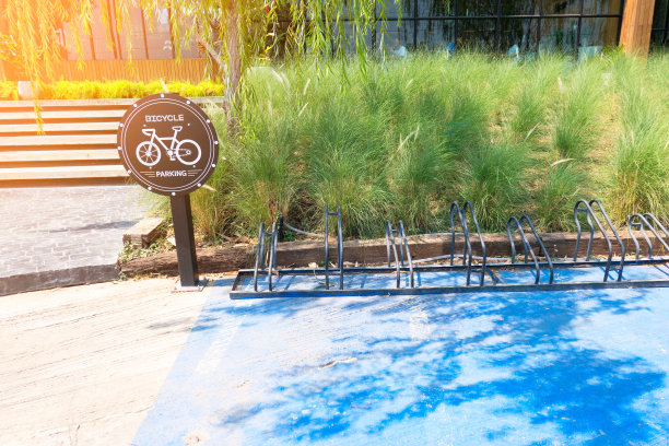 自行车停放在停车场的交通标志图片下载