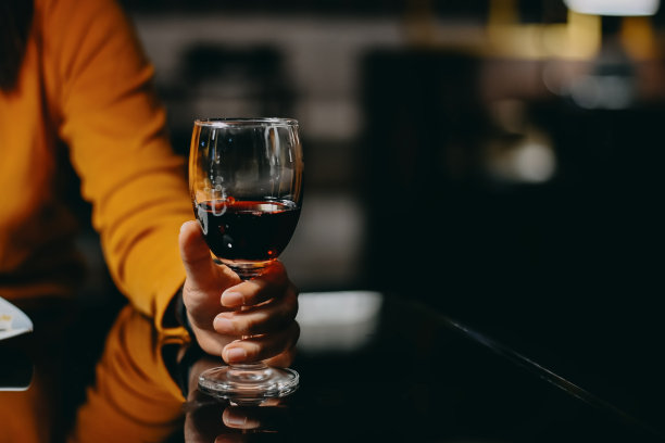 拿着一杯复古酒的女人。图片下载