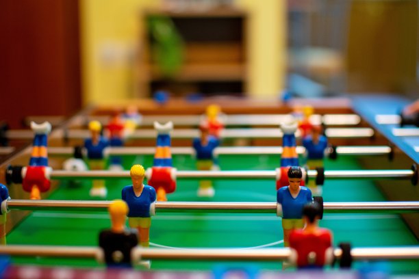 小雕像的球员桌足球近距离。图片下载