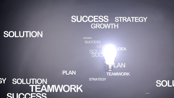 黑板上的灯泡图片下载