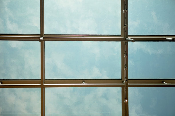 透过天空窗观看天空图片下载