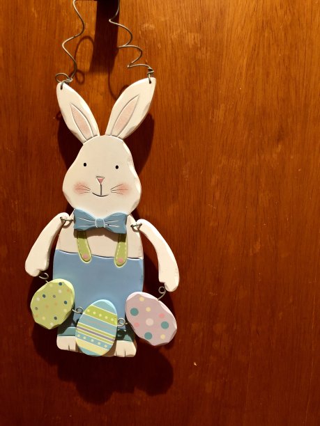 复古的复活节兔子在木头表面图片下载