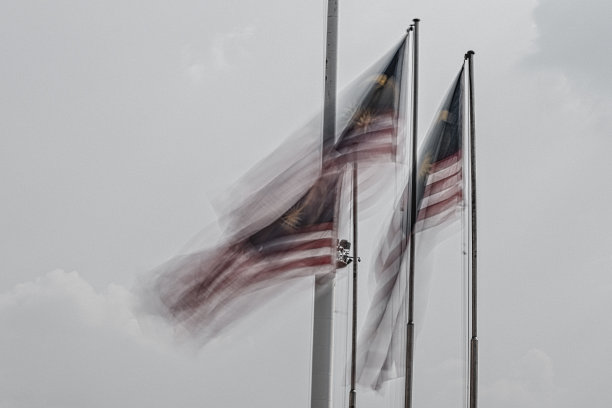 模糊的马来西亚国旗在风中飘扬图片下载