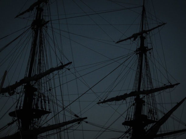 夜晚船桅的剪影图片下载