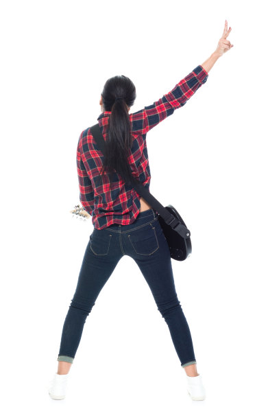 美丽年轻的拉美女性弹奏电子吉他图片下载