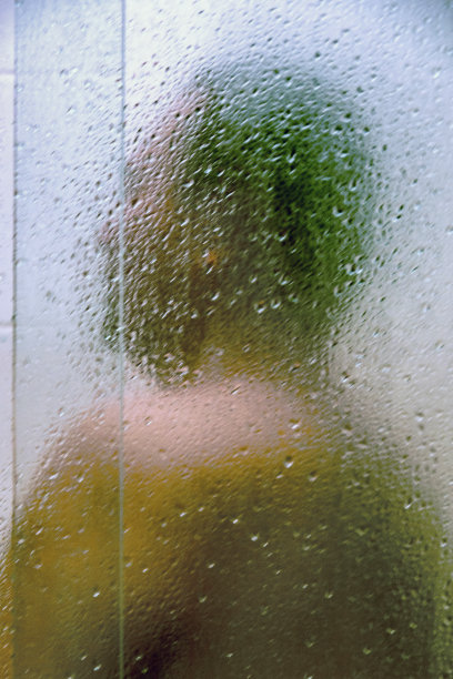 一个男人在浴室里洗澡。图片下载