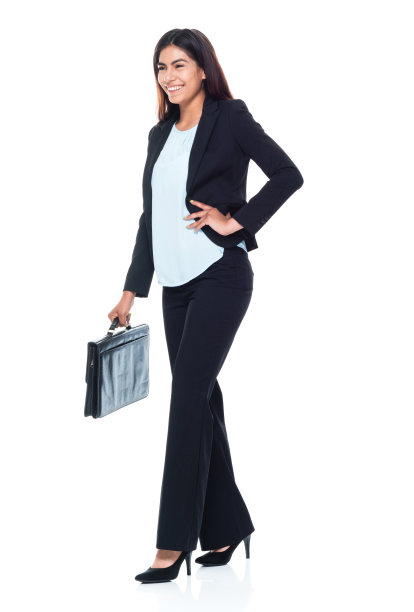 手放在臀部，拿着公文包的女商人图片下载