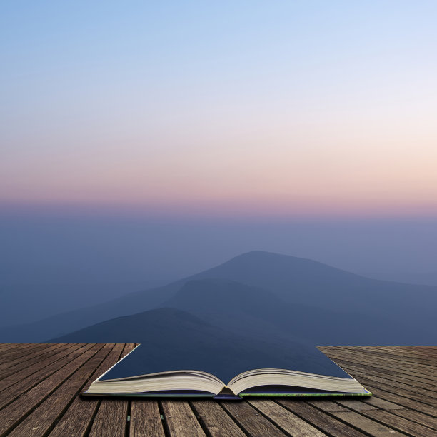 令人惊叹的冬季日出景观图像在山顶地区的伟大的山脊在书页打开的书，讲故事的概念图片下载