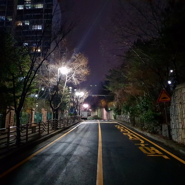 在韩国，晚上回家的路图片下载