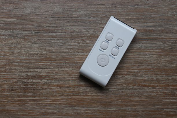 木桌上的白色遥控器图片下载