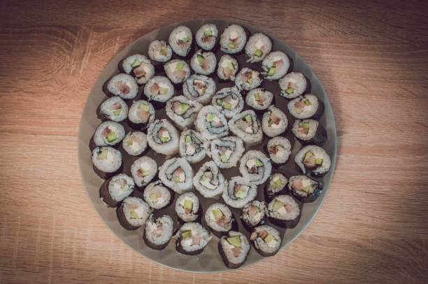 木桌上的一盘自制寿司图片下载