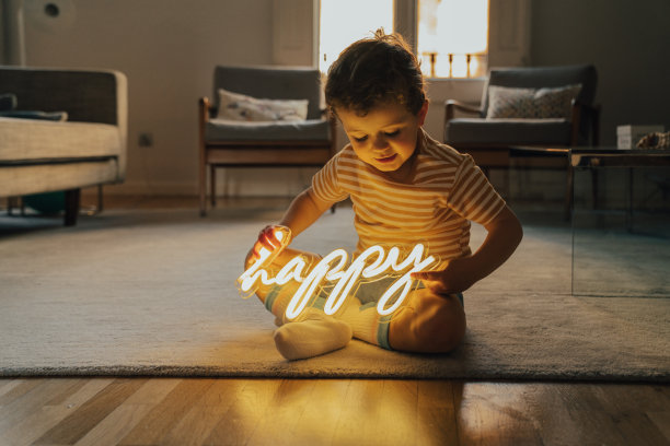 男孩拿着快乐的手势图片下载