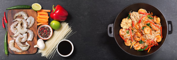 炒面与虾和蔬菜一起在炒锅里与食材一起烹煮，俯视图图片下载