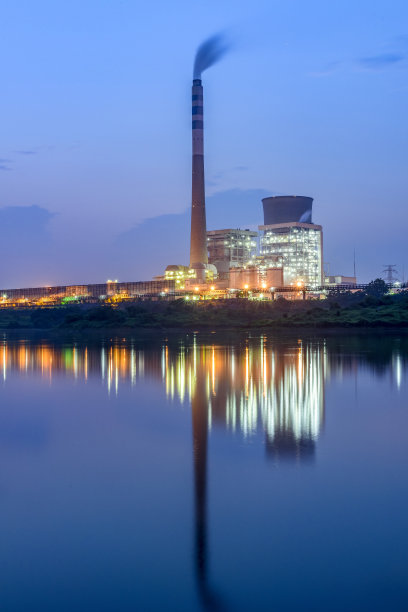 核电站在晚上，核电站在日落之后。有大烟囱的黄昏景观。图片下载