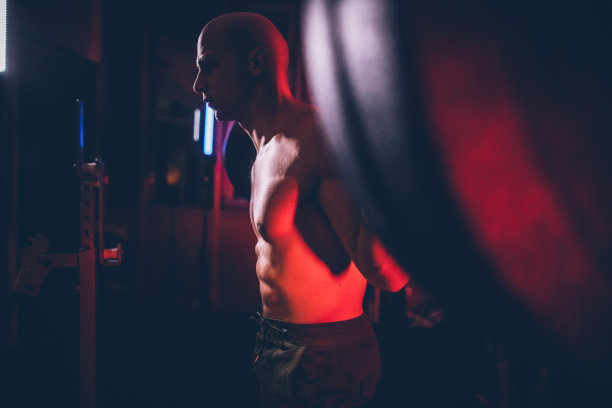 赤膊上阵肌肉发达的男人图片下载