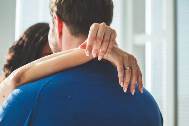 女人搂着男人的脖子图片下载