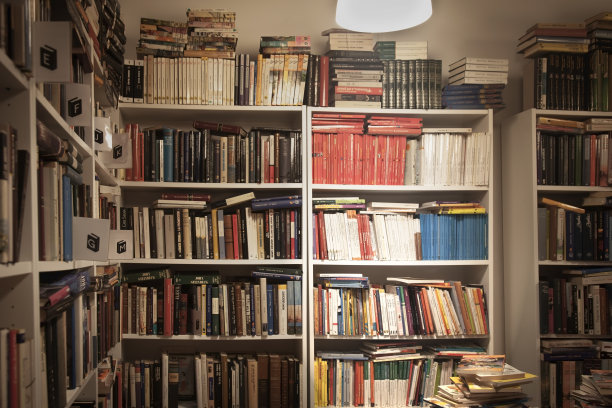 书店后面的商店里一片混乱图片下载