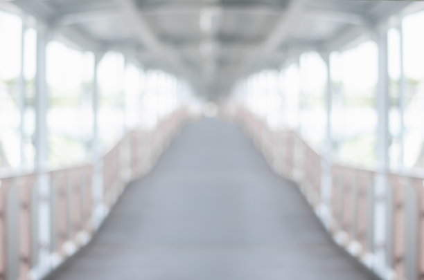 模糊背景图像的空步行方式空火车没有人抽象灰色模糊散焦。图片下载