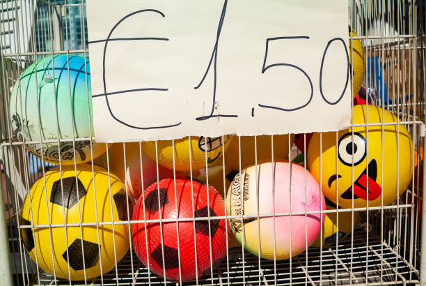 Sieci Pontassieve。2019年3月31日，意大利佛罗伦萨，一家中国商店外的彩球图片下载